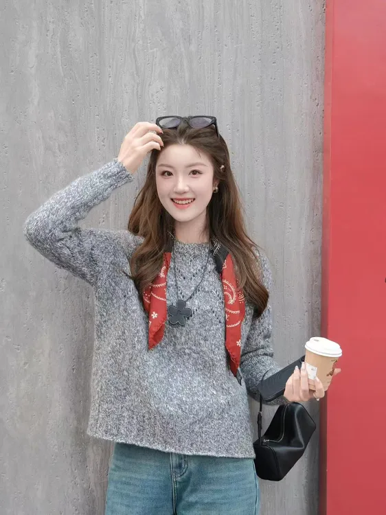 设计感气质灰色圆领宽松针织毛衣女2025春季新款上衣百搭牛仔裤