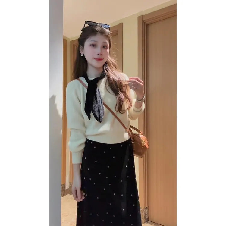 秋冬流行穿搭一整套女2025新款圆领宽松针织衫丝绒半身裙两件套