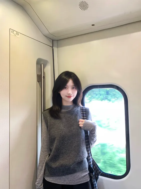 2025秋季新款韩版灰刺绣马甲针织背心叠穿打底上衣黑色半身裙套装