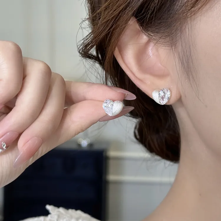 【黑糖饰品】复古港风银色爱心拼接耳钉百搭个性耳饰E1787