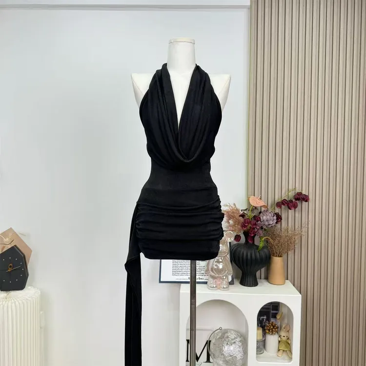 荡领褶皱挂脖垂坠感气质露背飘带连衣裙