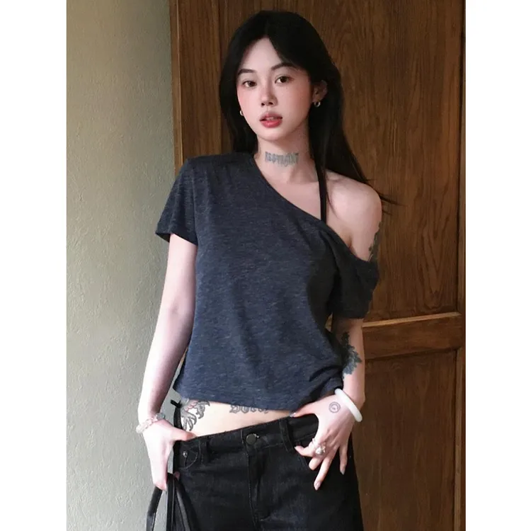 简约休闲时尚斜肩氛围感短袖T恤女夏季宽松舒适显瘦露肩短款上衣