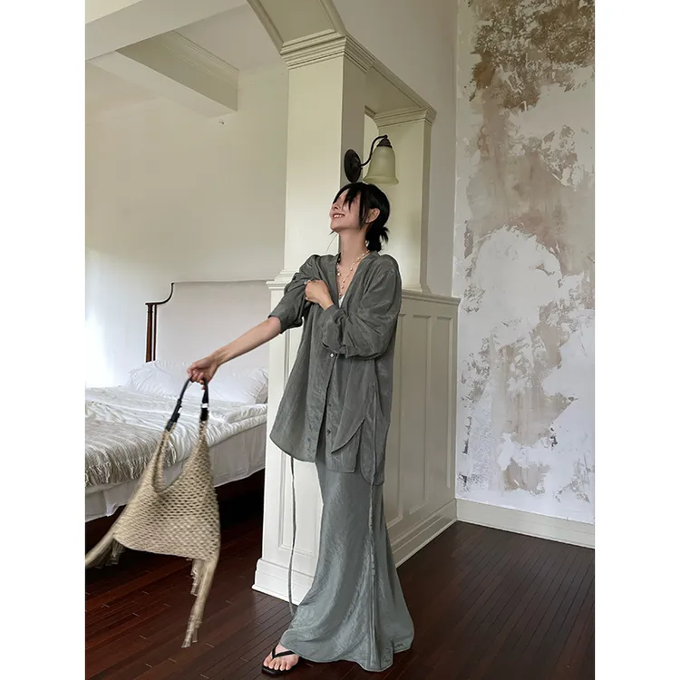 JCCC影子【止观绿】月桂绿清冷系光泽感V领衬衫系绳套装JE4BSZ29