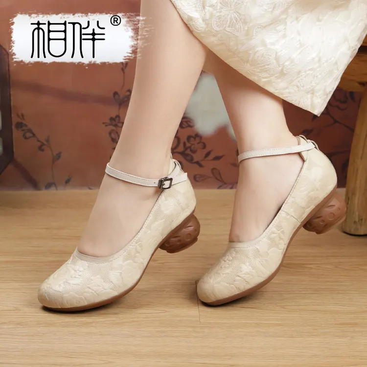 相伴相伴夏季手工暗花单鞋中跟圆头民族风大码羊皮女鞋53252