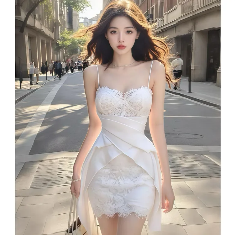 白色性感吊带连衣裙时尚气质小众新款蕾丝V领辣妹显瘦收腰设计感