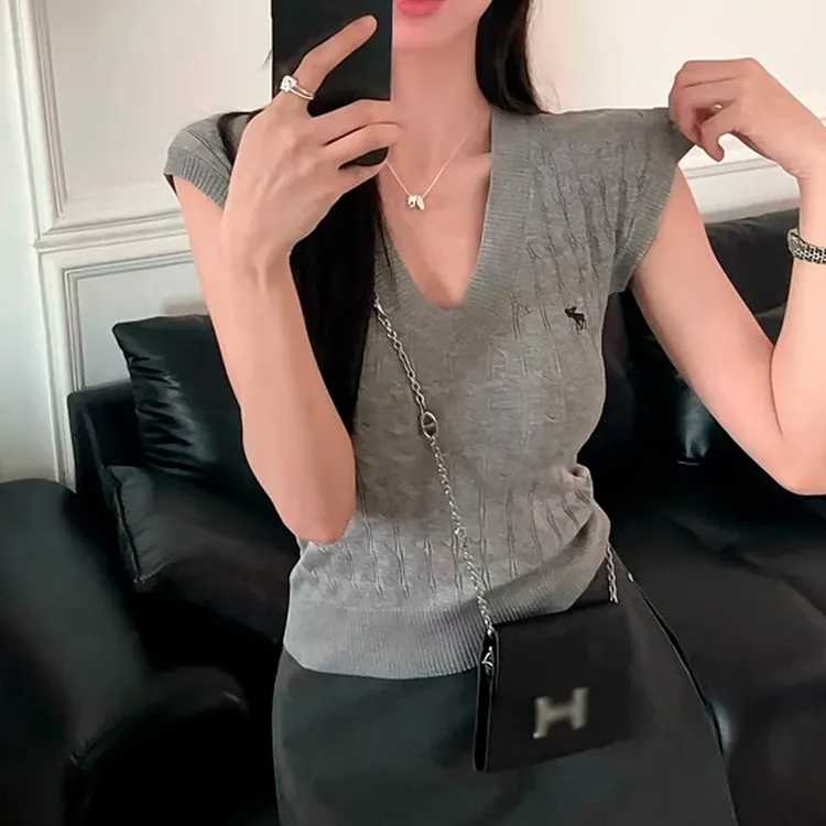 可爱小鹿刺绣V领短袖针织T恤夏季显瘦修身百搭外穿针织短袖上衣