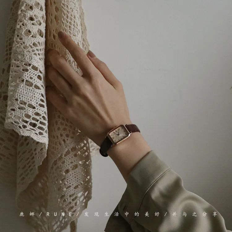 鹿娜Rune小众复古高级感ins真皮时尚防水大气女士石英手表腕表