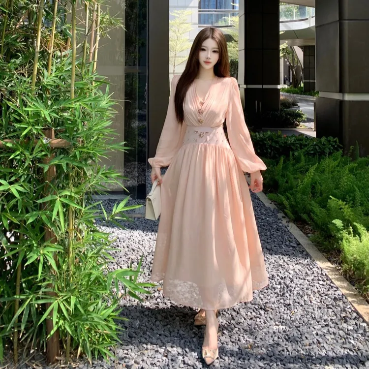 法式气质温柔风v领长袖连衣裙2025年秋季独特绝美巨好看的小裙子
