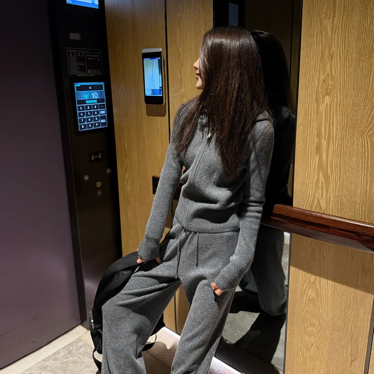 ROMI STUDIO“松弛自在” 康赛妮山羊绒绵羊毛连帽外套 RWBWST1526