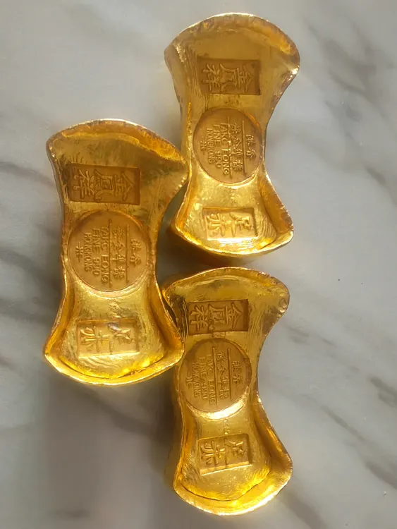 造型精美实心且金灿灿的船锭造型摆件