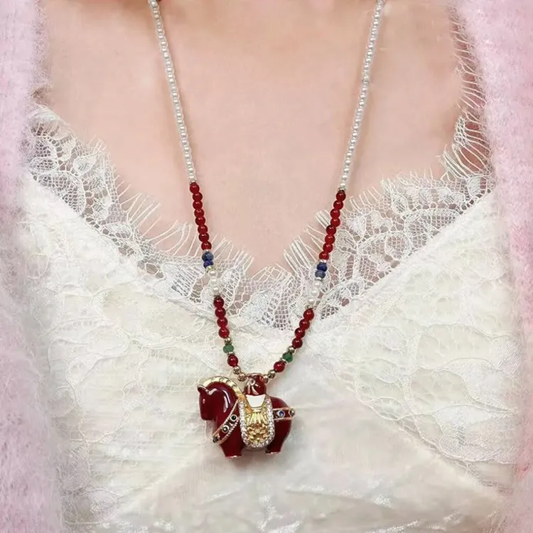 本命年复古红色滴油小马吊坠项链女配饰新中式秋冬毛衣链长款饰品