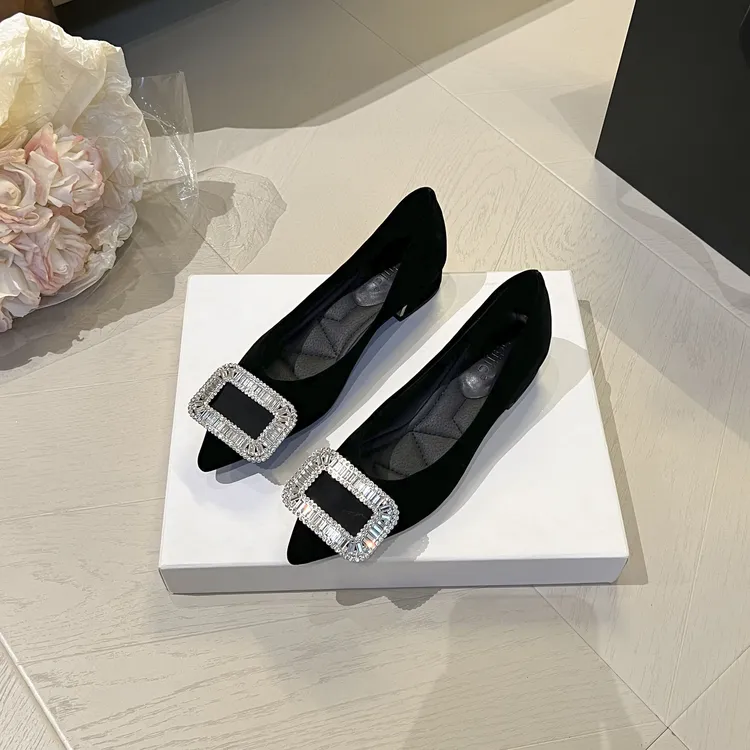 水钻浅口粗跟尖头黑色工作单鞋