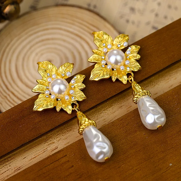 不锈钢仿珍珠吊坠 复古珍珠花朵耳环女高级感轻奢花朵珍珠耳钉法