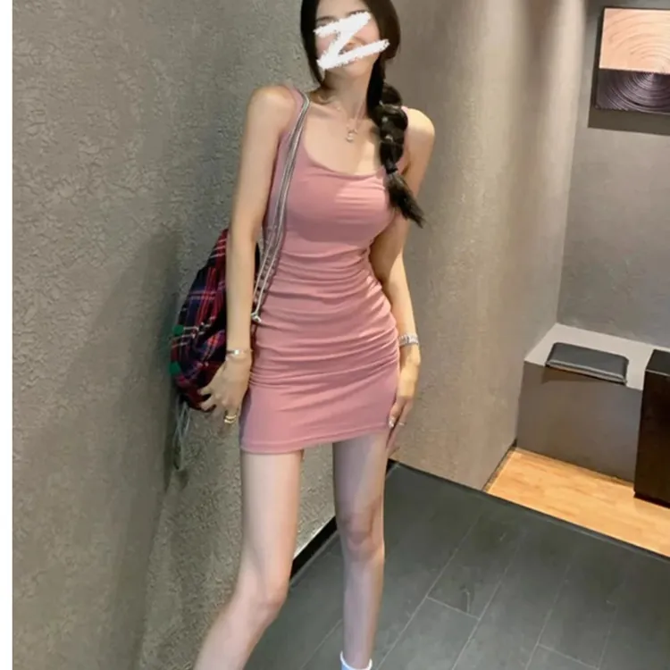 高级感纯欲褶皱收腰吊带连衣裙夏季新款甜辣风小个子修身包臀短裙