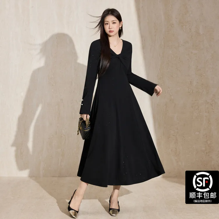 法式优雅扭结设计V领连衣裙2025秋冬新款黑色气质秋冬服装