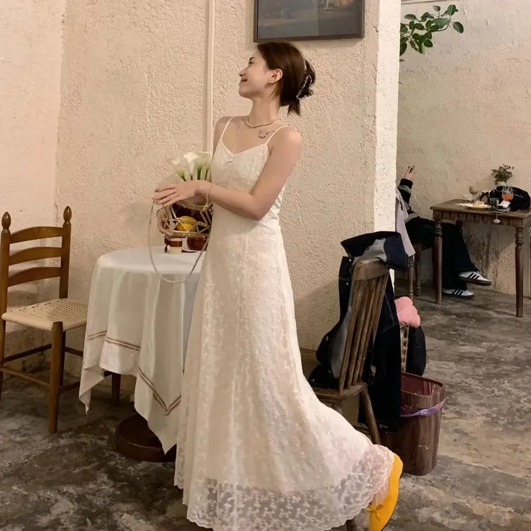 纯欲风刺绣吊带连衣裙女2025夏季新款气质时尚收腰显瘦别致长裙潮