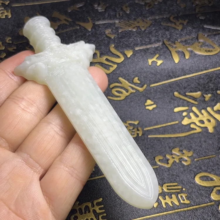 和田玉 傲雪剑 落雪剑 雪月宝剑挂件尺寸 116.1—45.8—11.4mm 46克