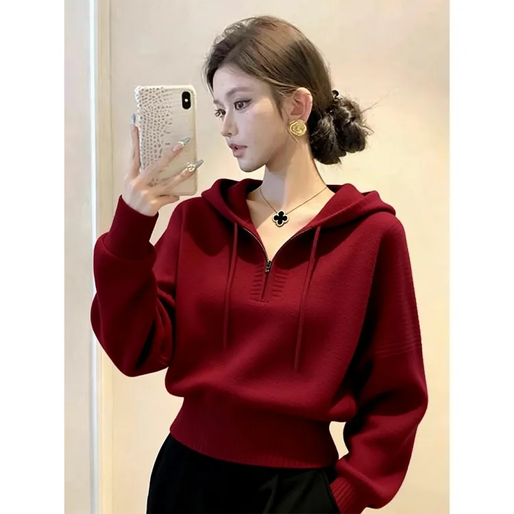 2025秋冬款酒红色连帽半拉链针织衫女老钱风麻花纹时尚设计感毛衣