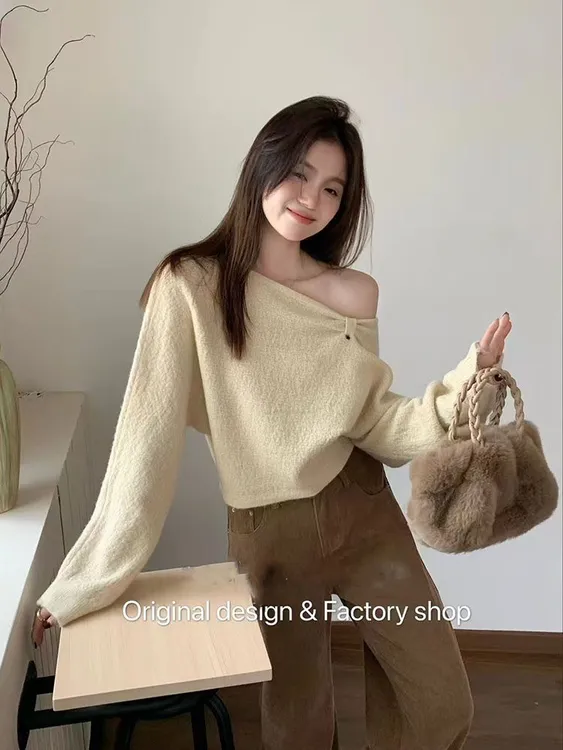 法系少女风个性露肩针织毛衣秋冬新款高级感亮丝斜肩针织小众上衣