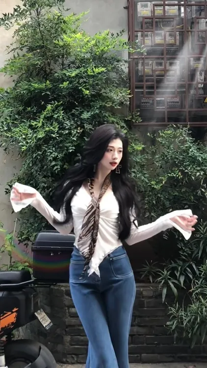 纯欲辣妹设计感蕾丝V领拼接长袖T恤女秋季新款修身上衣微喇牛仔裤