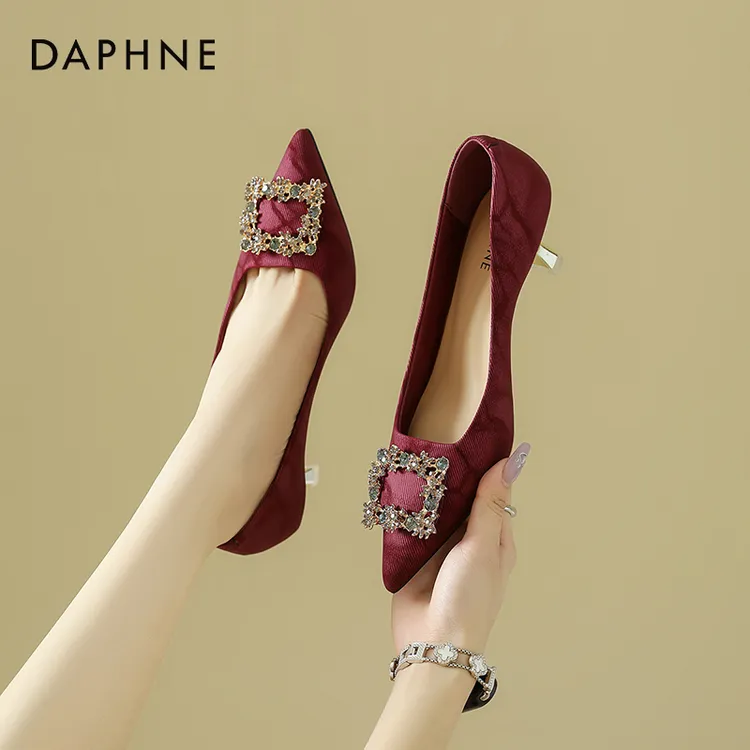 达芙妮2025秋季新款法式高跟鞋女小粗跟水钻单鞋秀禾中式婚鞋红色