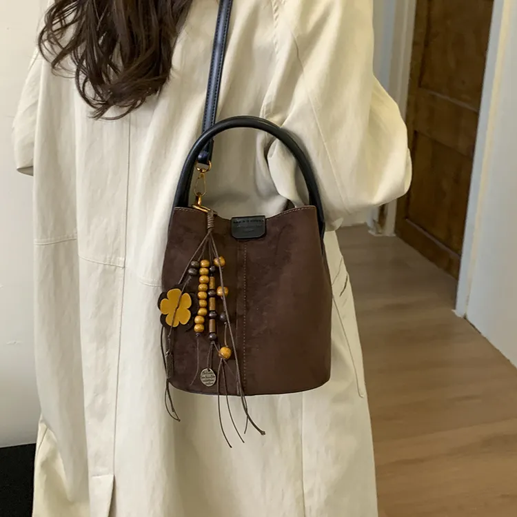 小众时尚磨砂手提水桶包女2025新款百搭休闲通勤单肩包轻奢斜挎包