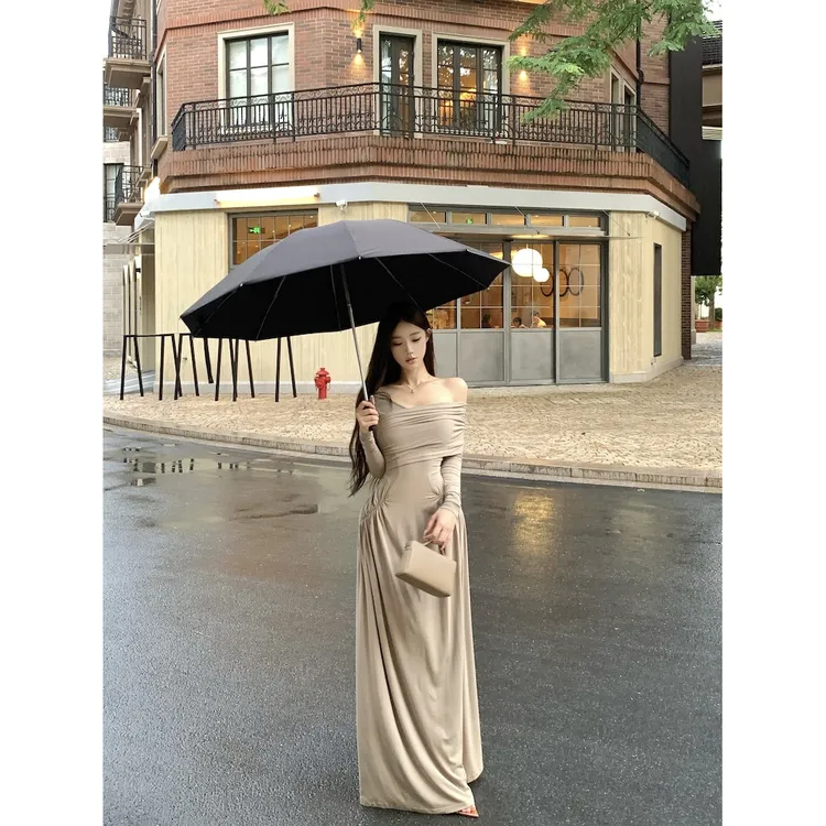 韩版卡其色露肩褶皱修身长袖连衣裙女气质小众氛围感休闲A字长裙