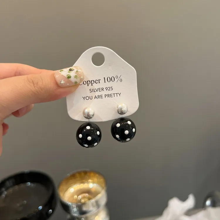 合金仿珍珠耳饰 甜酷辣妹黑白波点仿珍珠高级感耳钉2025新款耳饰