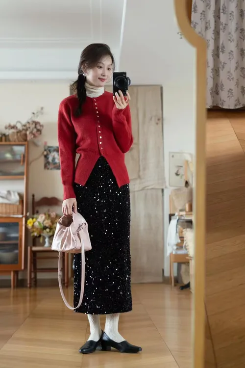 【心动信号】新年氛围感红色针织上衣设计黑色休闲亮片中长半裙套装