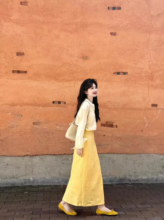 高级小众不撞款套装女开春新款黄色多巴胺长袖衬衫半身长裙两件套