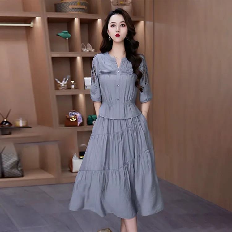 轻奢高端女装灰色假两件裙子2025夏季新款外出游玩修身显瘦连衣裙