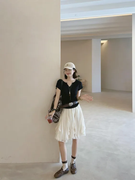 2025夏季新款黑色正肩V领短袖T恤女修身显瘦上衣百搭半身裙套装