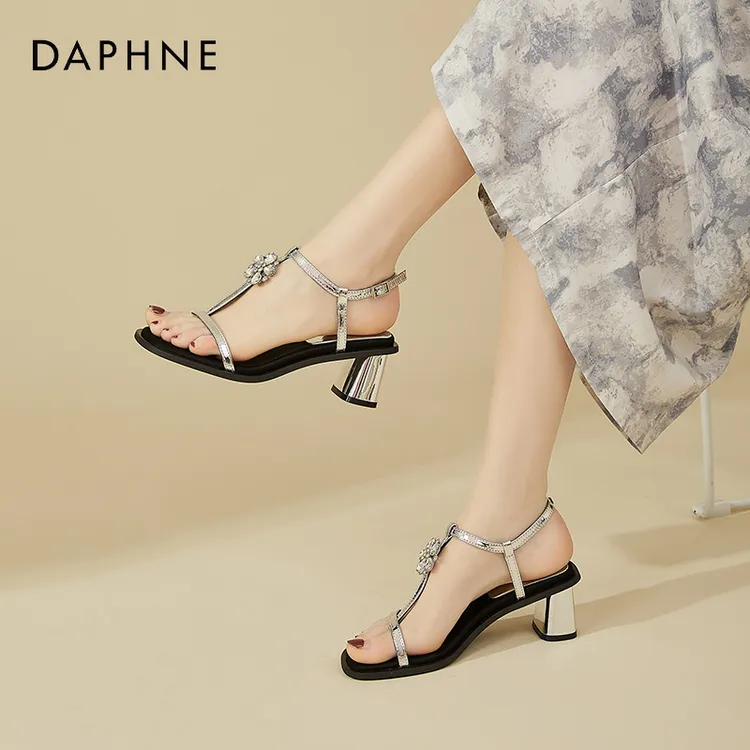 达芙妮水钻凉鞋2025新款夏季仙女风不累脚粗跟高跟女鞋一字带凉鞋