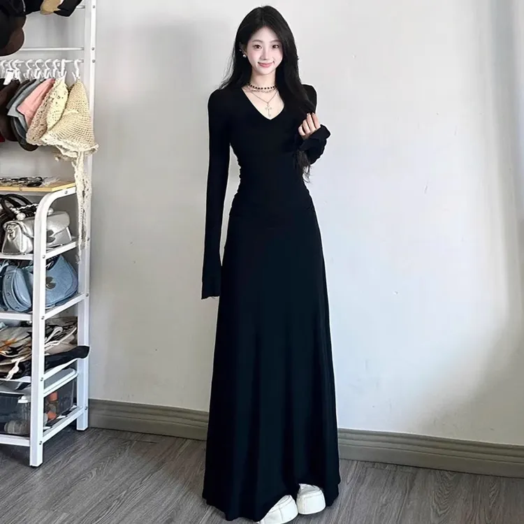 黑色针织长袖连衣裙女秋冬季巨好看v领修身风衣内搭长款包臀裙子