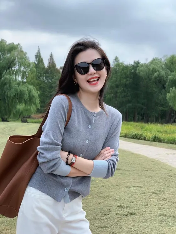 【海岸假日】灰色短裤撞色假两件长袖针织开衫内搭高级感牛仔裤套装