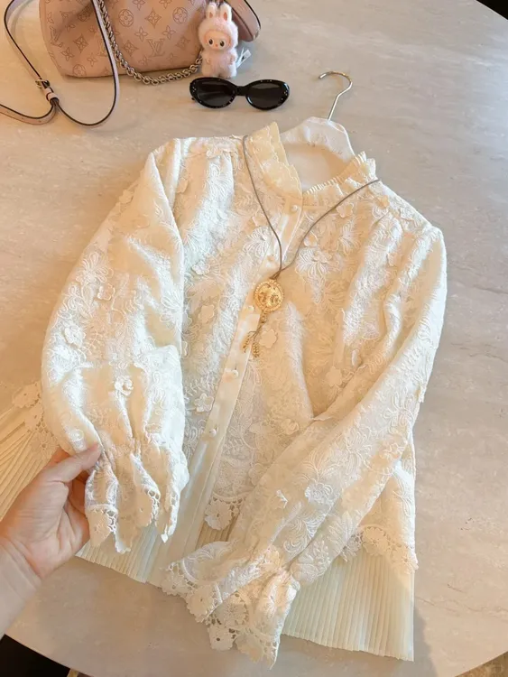 2025秋冬新款法式复古气质绣花蕾丝喇叭袖衬衫设计感小众别致上衣