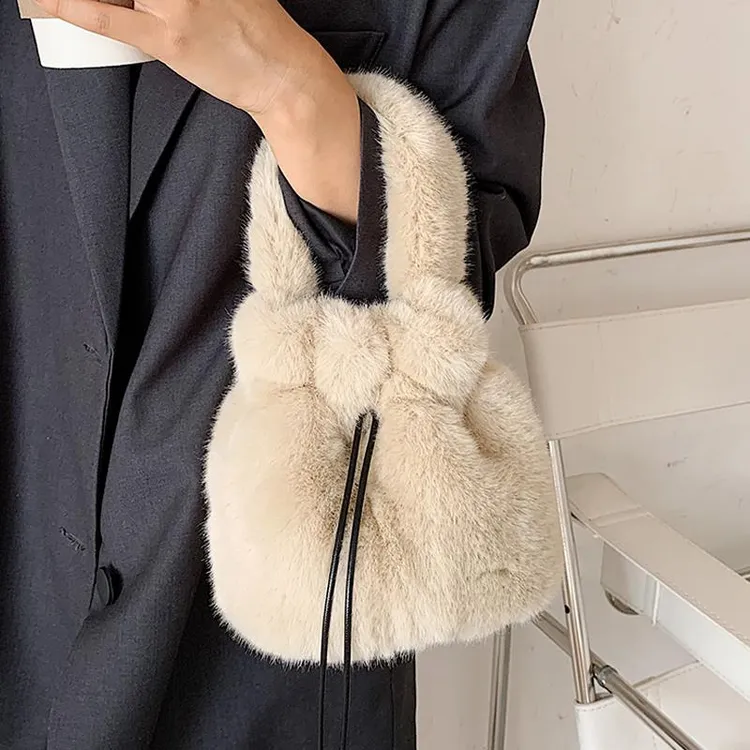 今年流行包包女2025新款春夏季时尚手提单肩包复古羊羔毛斜挎桶包