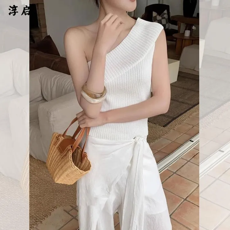 淳启高级感斜肩无袖针织背心女夏季新款外穿修身显瘦露肩气质上衣