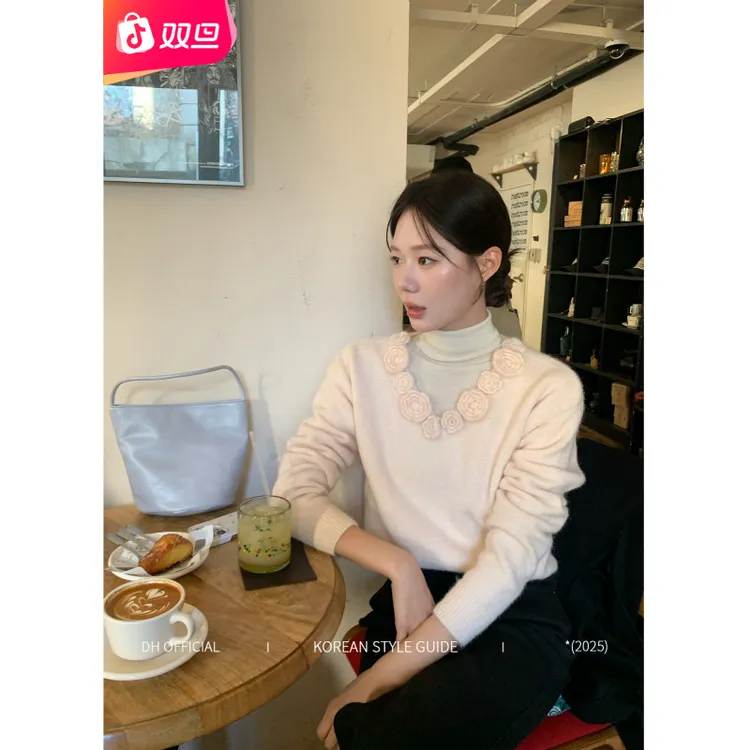 DH 大花的双旦【粉雾玫瑰】“绵羊毛”立体玫瑰V领甜美慵懒感宽松毛衣