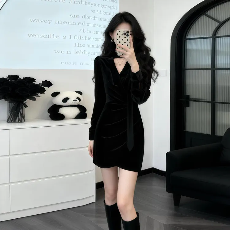 法式飘带v领丝绒连衣裙女2026年冬季新款高级感气质女士绝美裙子