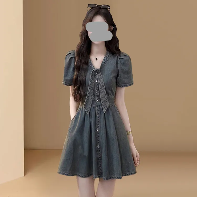法式赫本风牛仔连衣裙2025夏季新款时尚收腰设计感复古V领短裙女