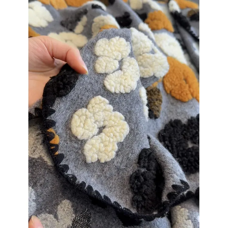 时尚复古气质披肩斗篷提花显瘦洋气花朵装饰减龄小香风外套上衣女