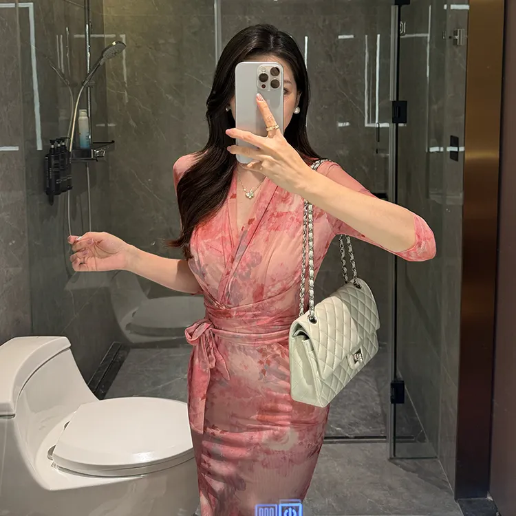 【花弄影】黛粉连衣裙新款气质温柔风网纱V领中袖修身高腰包臀裙子