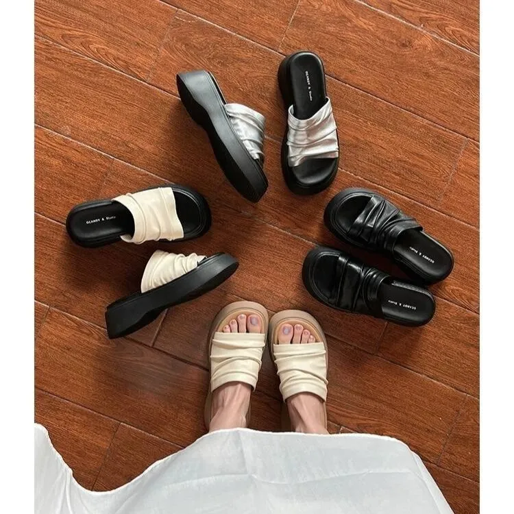 时尚气质厚底增高一字拖鞋女2025夏季外穿百搭休闲风软底银色凉鞋