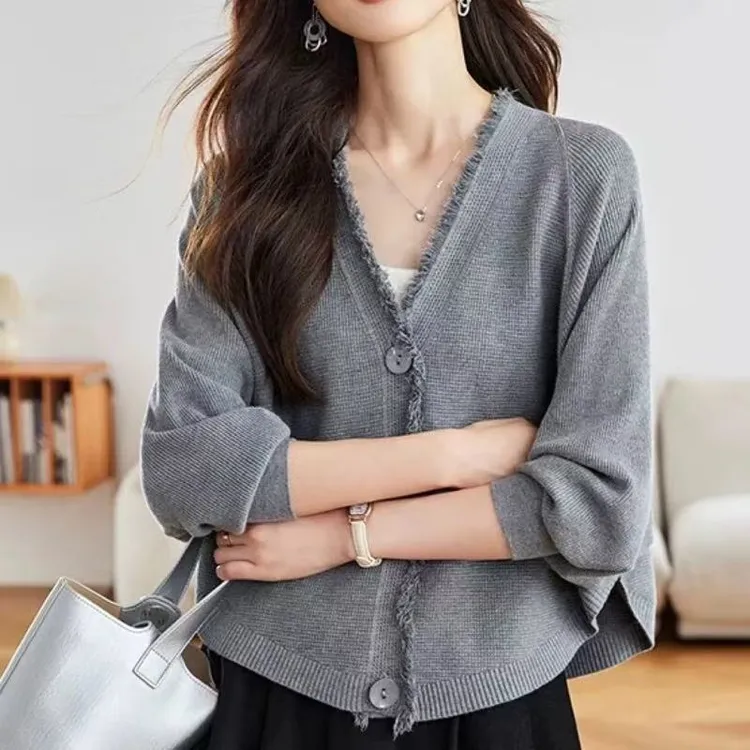 秋季蝙蝠袖流苏针织开衫女2025新款春秋外搭披肩宽松短款毛衣外套