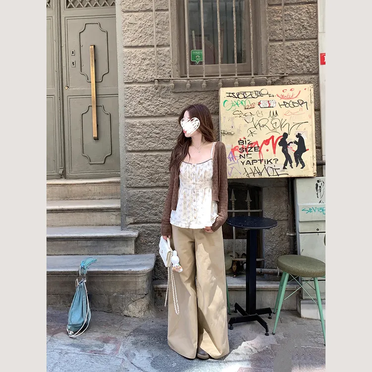 碎花吊带女上衣+镂空短款针织开衫+阔腿工装裤  60300