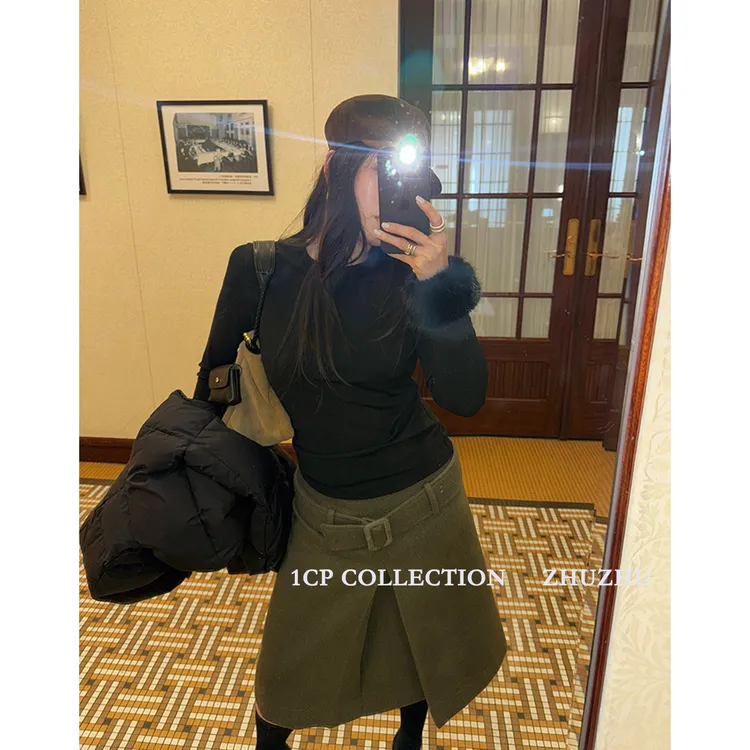 1CP 黑色设计感袖扣可拆卸毛毛上衣女2025冬新款时髦显瘦保暖内搭