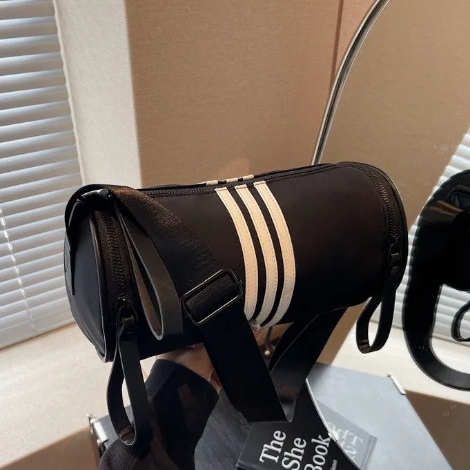 圆桶包包女2025新款潮时尚休闲三条杠单肩包女韩版百搭轻便斜挎包