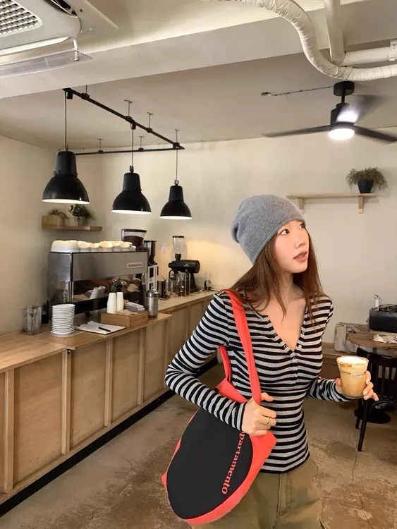 撞色条纹长袖T恤女秋季新款修身收腰内搭打底纯欲辣妹半开领上衣
