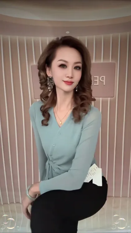 初秋新款v领女人味长袖上衣通勤气质百搭时尚
